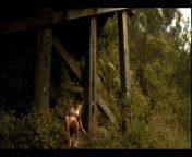 Уединившись на природу дамочка мастурбирует свою волосатую киску